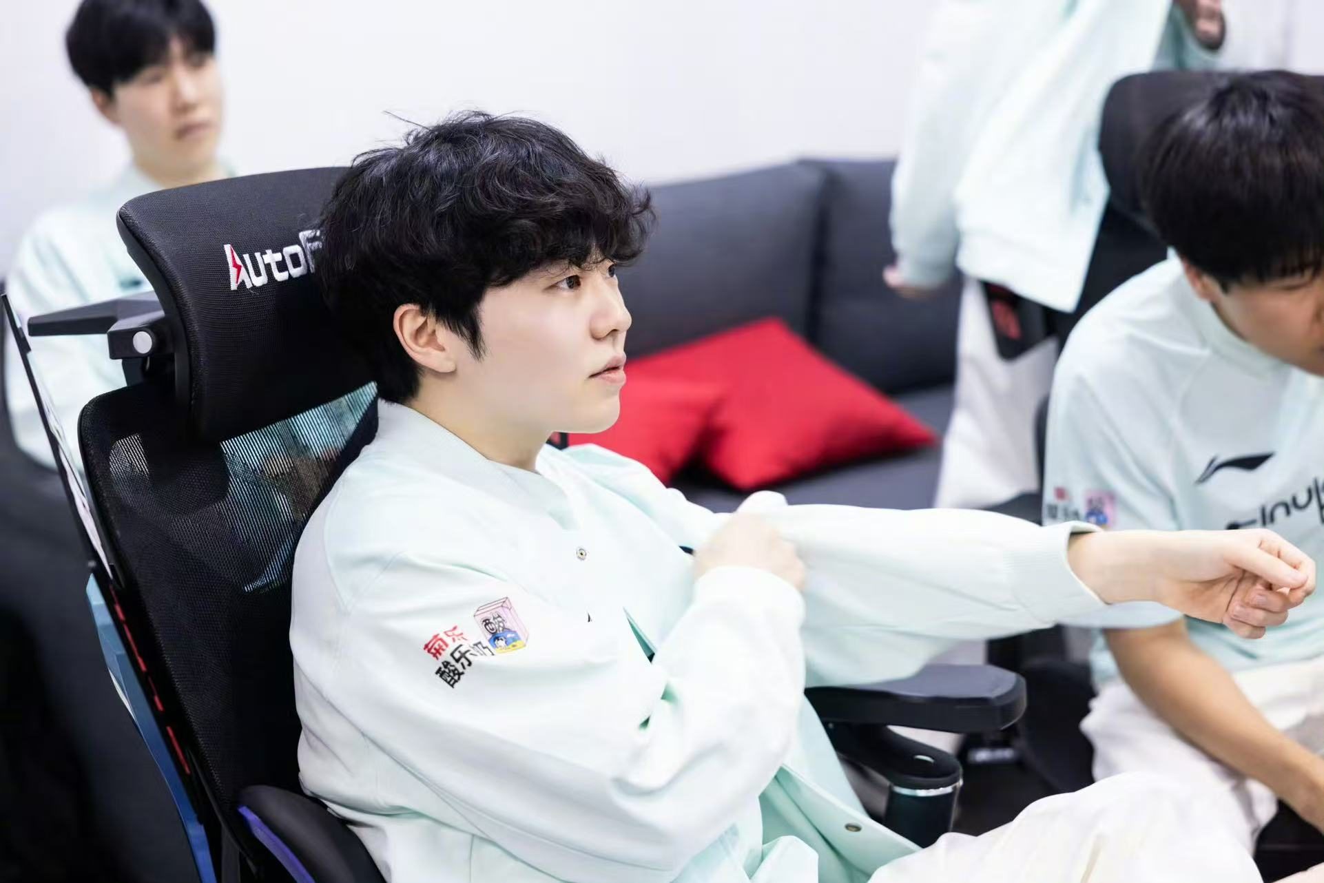 包含Rookie回归赛场，突破纪录首场状态亮眼，澳大利亚队观众沸腾！的词条